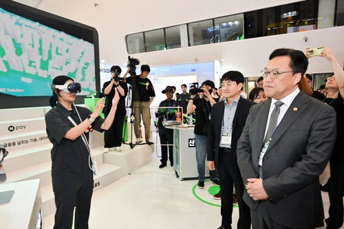 김병환(맨 오른쪽) 금융위원장이 지난달 27일 서울 동대문디자인플라자(DDP)에서 열린 '코리아 핀테크 위크 2024'의 네이버페이 부스에서 '부동산 VR 투어' 시연을 참관하고 있다. [네이버페이 제공]